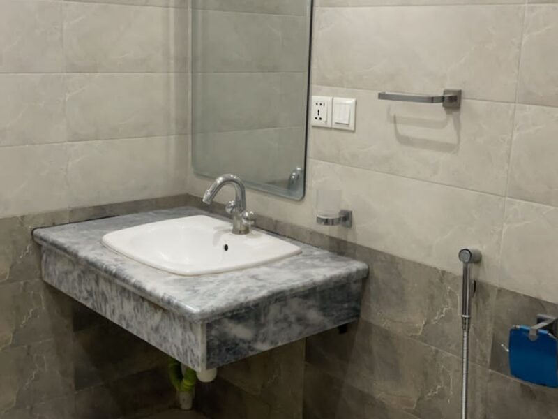 Luxurious 10 Marla Home: 6 Bedrooms with Ensuites, TV Lounge, and Modern Amenities