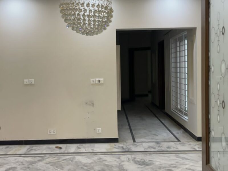 Luxurious 10 Marla Home: 6 Bedrooms with Ensuites, TV Lounge, and Modern Amenities