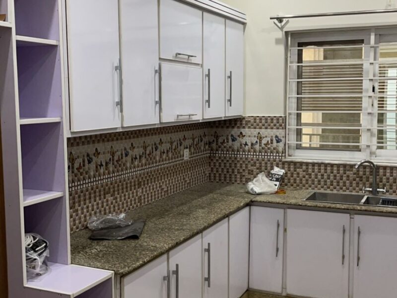 Luxurious 10 Marla Home: 6 Bedrooms with Ensuites, TV Lounge, and Modern Amenities