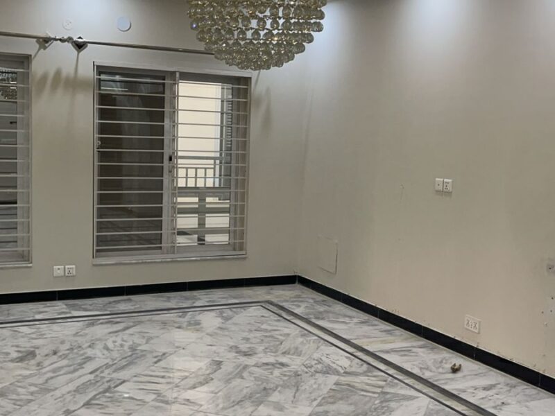 Luxurious 10 Marla Home: 6 Bedrooms with Ensuites, TV Lounge, and Modern Amenities